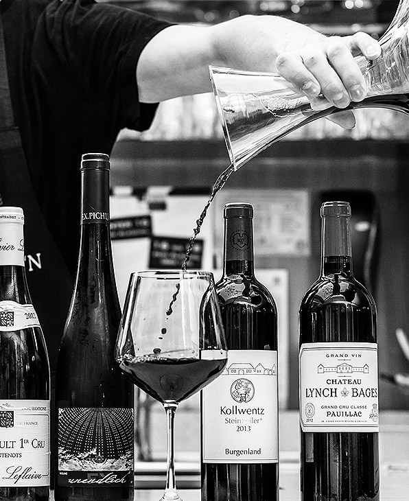 Ein Weinglas wird mit Wein gefüllt